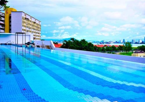 ein großer Pool auf einem Gebäude in der Unterkunft Landmark by Katana 3BR Romantic Luxury Seaview Homestay Gurney无敌海景三房套房 in Tanjong Tokong