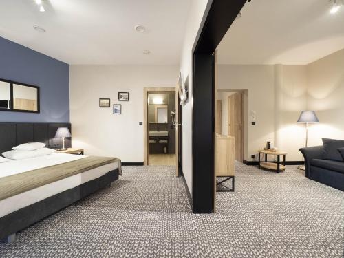 Una cama o camas en una habitación de Hotel Wojciech