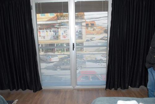 a room with a large window with blinds at Stan na dan - apartman Djordjevic in Vranje