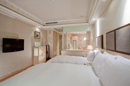 A bed or beds in a room at Deja Vu Hotel