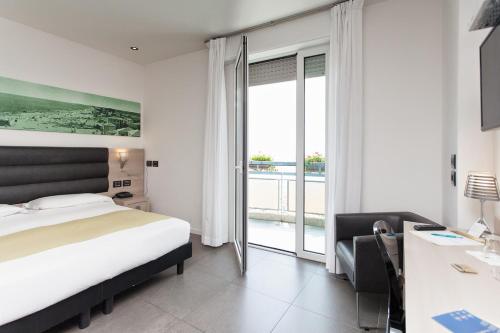 Un pat sau paturi într-o cameră la Hotel Adlon
