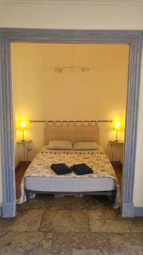 ヴォヴェールにあるGîte de vacances en Camargue ☆☆NNのベッドルーム1室(ベッド1台、ランプ2つ、テーブル2台付)