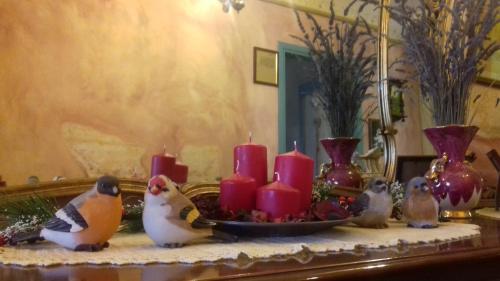 a group of candles and birds on a table at Villa Della Stua in Cormòns