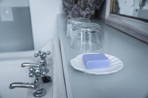a bar of soap on a plate on a bathroom counter at de Heeren van Hal in Esch
