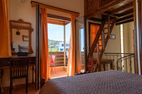 een slaapkamer met een bed, een trap en een balkon bij AnnaDes Apartments & Studios Chios in Karfás