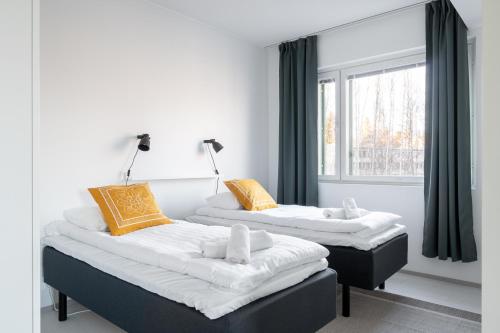 Postel nebo postele na pokoji v ubytování Hiisi Homes Vantaa Kaivoksela