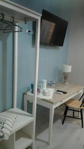 a white desk with a table and a chair at Only for two Giumbabulla in Ragusa