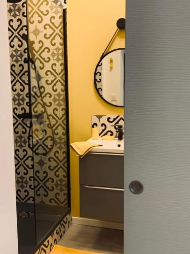 une salle de bain avec un lavabo et un miroir dans l'établissement SOO and CO SooHome, à Marseille