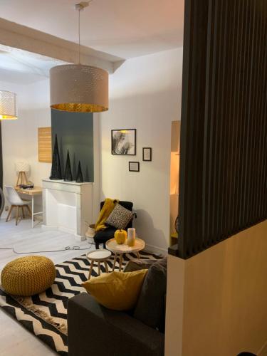 un salon avec un canapé et une table dans l'établissement SOO and CO SooHome, à Marseille