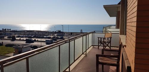 un balcone con vista sull'oceano di Sea View a Lido di Ostia