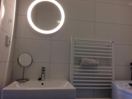 a bathroom with a sink and a mirror on the wall at Bungalow 221 in Noordwijkerhout