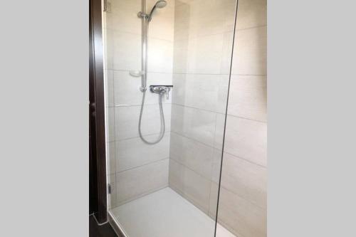 a bathroom with a shower with a glass door at Ferienwohnung Haus Ruhrgebiet in Mülheim an der Ruhr