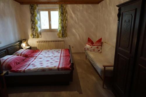 een slaapkamer met een bed en een raam bij Ferienwohnung im Haus Maria in Sankt Koloman