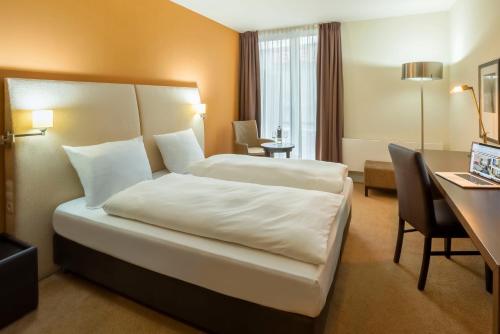 سرير أو أسرّة في غرفة في فندق ذا ريلانو ميونيخ