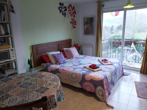 ein Schlafzimmer mit einem Bett und einem Tisch mit Essen darauf in der Unterkunft Casa Catharina in La Seu d'Urgell