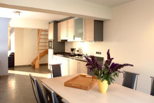 A kitchen or kitchenette at Holiday Home De Colve