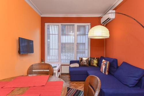 Vintage Spot - Colorful One-Bedroom Apartment by Flat Mаnager