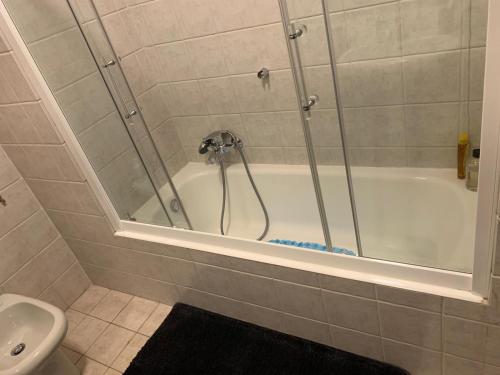 W łazience znajduje się prysznic, wanna i umywalka. w obiekcie Bicocca Flat A w Mediolanie