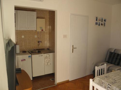 Kuchyň nebo kuchyňský kout v ubytování Apartmani Adam