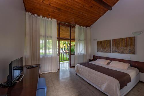 um quarto com uma cama e uma televisão em Águas de Santa Bárbara Resort Hotel em Fábrica Santa Bárbara