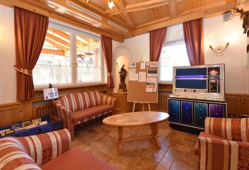 A television and/or entertainment centre at Al Piccolo Hotel