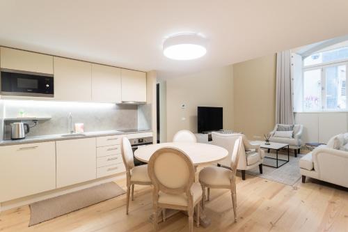 cocina y sala de estar con mesa y sillas en FLH Cais Sodré Trendy Duplex en Lisboa