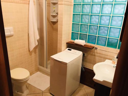uma casa de banho com um WC e um lavatório em Twinfins apartments em Buggerru