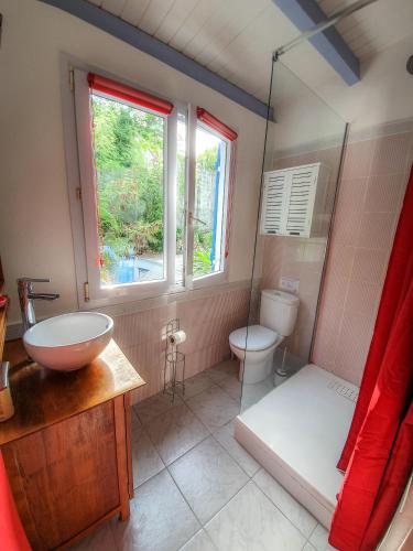 un bagno con lavandino, WC e finestra di Blue Paradise a Le Gosier
