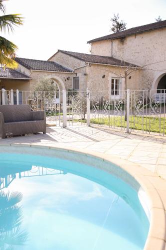 une piscine devant une maison dans l'établissement Domaine du Moura, à Barsac