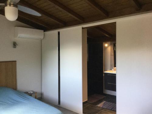 1 dormitorio con 1 cama y baño en Bungalow Sea Brise 2 personnes en Saint-François