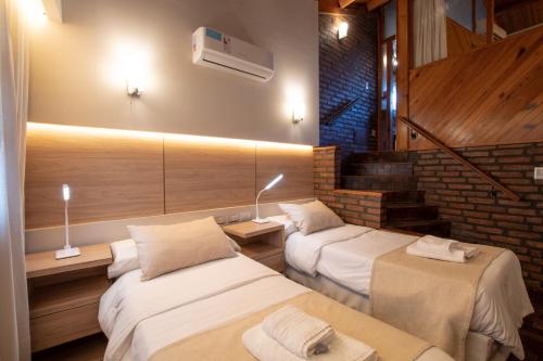 Katil atau katil-katil dalam bilik di Portal del Lago Hotel