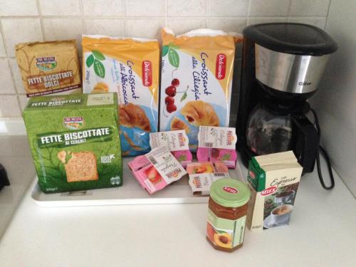 een aanrecht met eten en een koffiezetapparaat bij La Casa Sul Porto in Brindisi