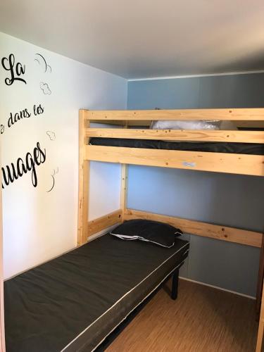 une chambre avec deux lits superposés dans une pièce dans l'établissement Camping La Carabasse **** Vias, à Vias