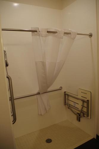 eine Dusche mit Vorhang im Bad in der Unterkunft Best Western Plus Lincoln Inn & Suites in Lincoln