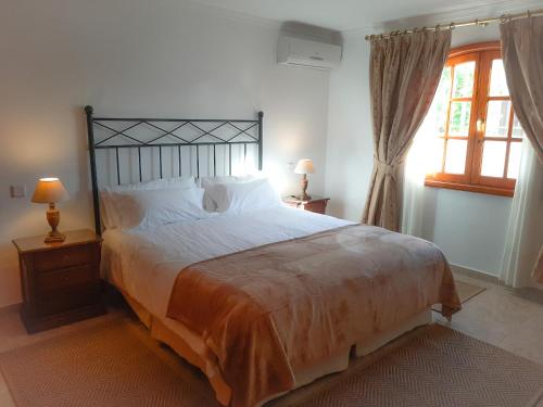 een slaapkamer met een groot bed en een raam bij ALIZUTH VILLA in Puerto del Carmen