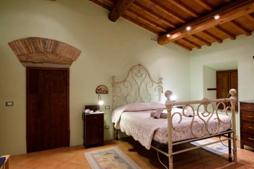 um quarto com uma cama e um tecto de madeira em Tenuta dei Cavalieri em Molino del Piano