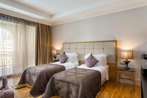 
Een bed of bedden in een kamer bij Titanic Mardan Palace
