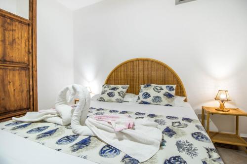 um quarto com uma cama com toalhas em Le Villette di Villa Aurora em Lampedusa