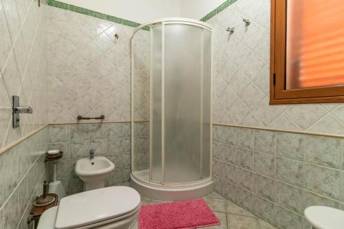uma casa de banho com um WC e um chuveiro em Le Villette di Villa Aurora em Lampedusa