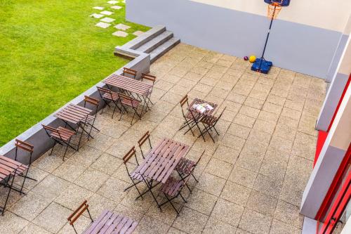 an overhead view of a patio with chairs and a table at ibis budget Paris Porte d'Italie Est in Le Kremlin-Bicêtre