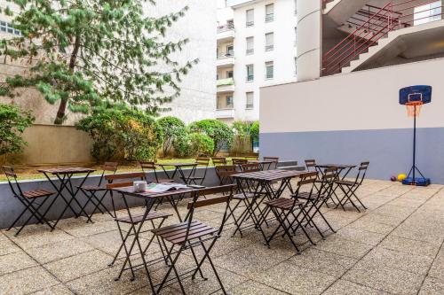 a group of tables and chairs in a courtyard at ibis budget Paris Porte d'Italie Est in Le Kremlin-Bicêtre