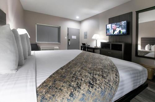 Postel nebo postele na pokoji v ubytování Express Inn