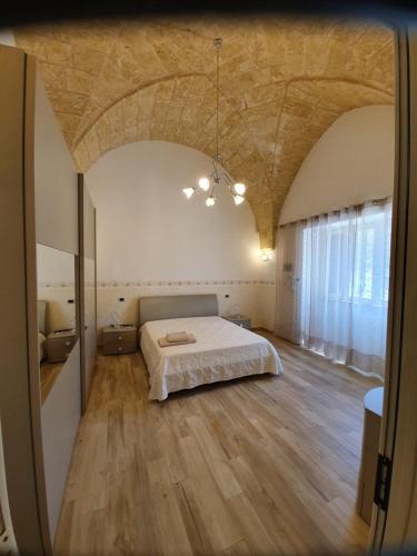 una camera con letto al centro della stanza di Volte a stella da antonio a Ugento