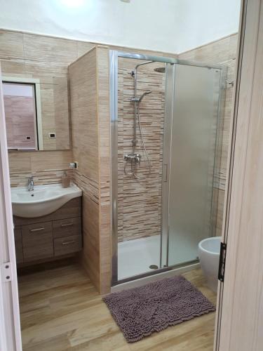 een badkamer met een douche en een wastafel bij Volte a stella da antonio in Ugento