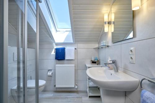 Bilik mandi di Apartment Landhotel Zum Storchennest