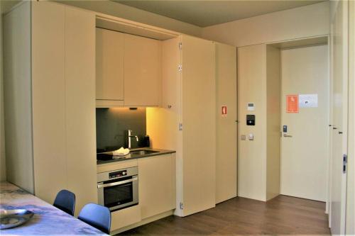 uma cozinha com armários brancos e um fogão em Lisbon Prime Studio em Lisboa
