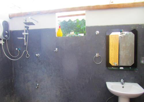 A bathroom at Green Herbal Ayurvedic Eco-Lodge