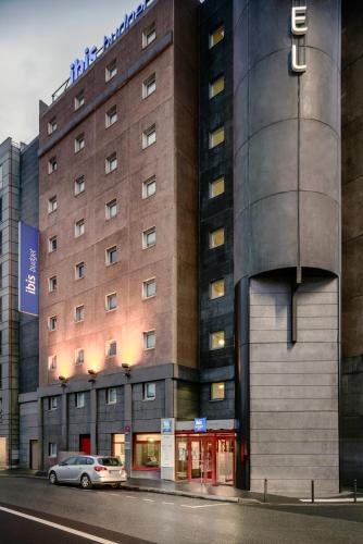 a car parked in front of a building at ibis budget Paris Porte d'Italie Est in Le Kremlin-Bicêtre