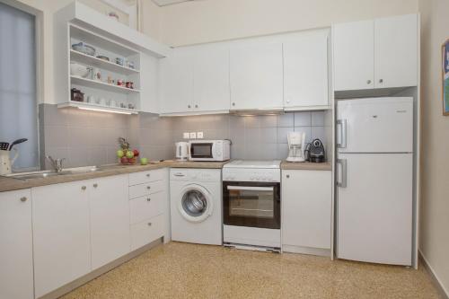 Central apartment on pedestrian street by GHH