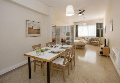 Central apartment on pedestrian street by GHH